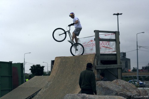 cu bicicleta intr-o roata cu bicicleta intr-o roata