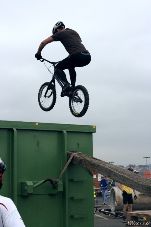 saritura cu bicicleta in container saritura cu bicicleta in container
