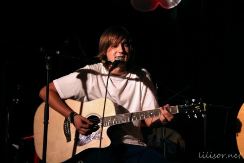 un prunc la chitara un prunc la chitara